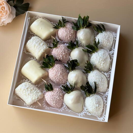 Клубника и бананы в белом шоколаде