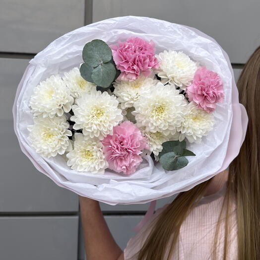 Нежный букет из хризантемы, диантусов и эвкалипта / дофамин / Доставка в Уфе