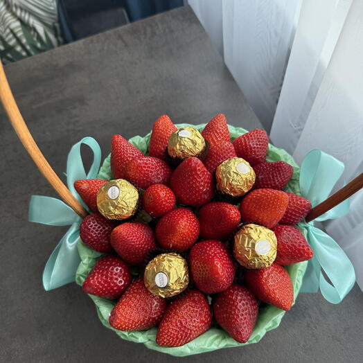 Клубника свежая и ferrero конфеты