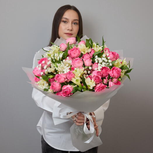 Большой сборный букет из пионовидных кустовых роз Пинк Дедикейшн, альстромерии и гипсофилы