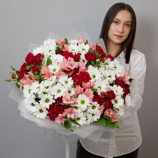 Огромный сборный букет из красных кустовых роз, белых хризантем и розовых альстромерий