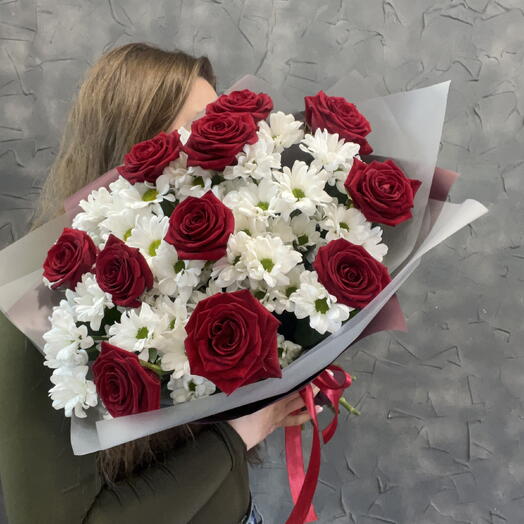 Букет красных роз и хризантем