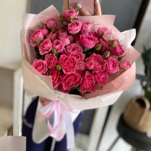 Exuberante ramo de rosas arbustivas