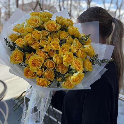 Желтые кустовые пионовидные розы