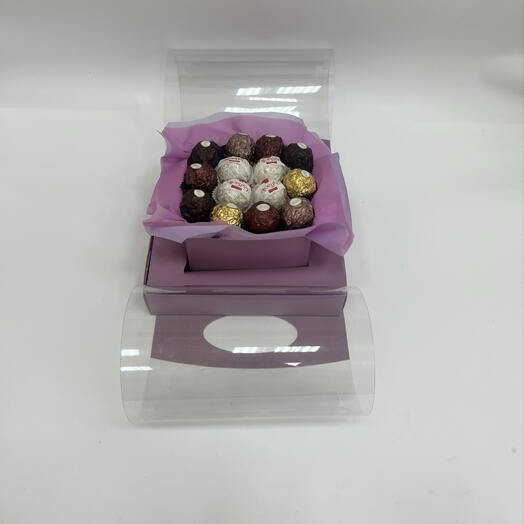 Букет из конфет в коробке с ручками