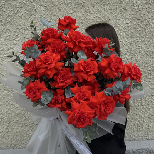 Роза Нина с эвкалиптом 21 шт