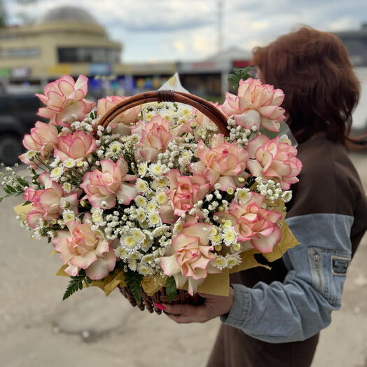 Розы французские в корзине