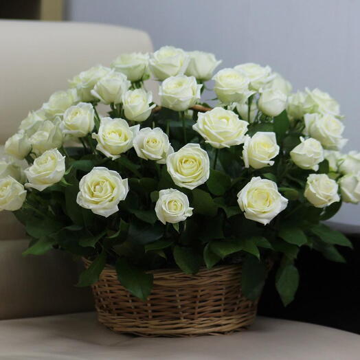 Корзина с белыми розами 51 шт