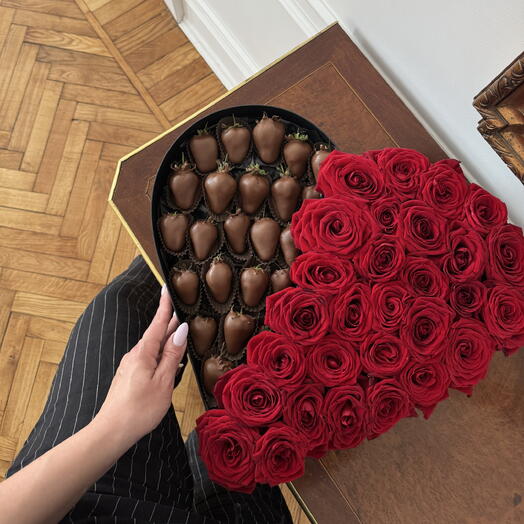 Сердце из роз и клубники в шоколаде
