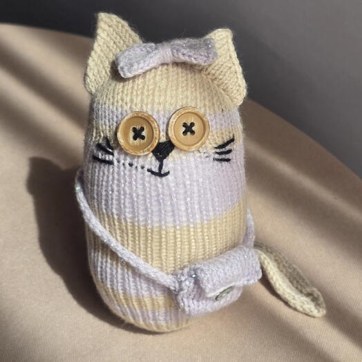 Милая игрушка кошечка с бантиком и сумочкой