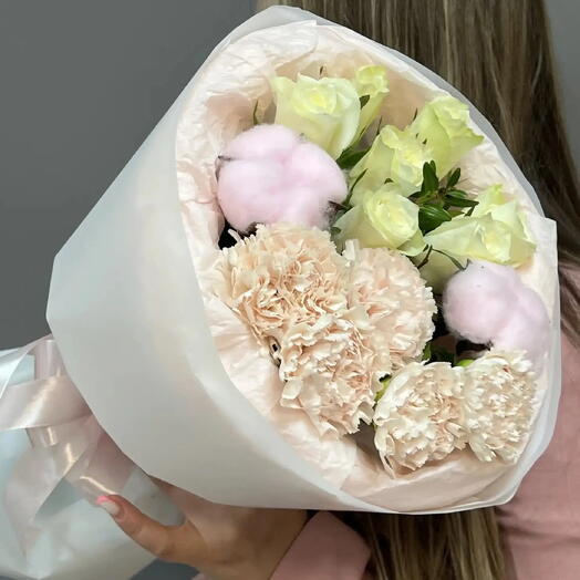 Букет из белых роз и розового хлопка