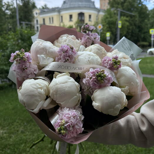 Букет из зефирных пионов и матиоллы
