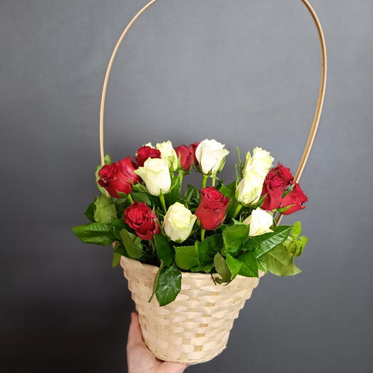 Мини розы Кения в корзине