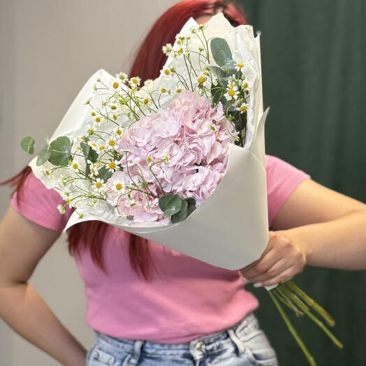 Букет комплимент с гортензией и ромашками