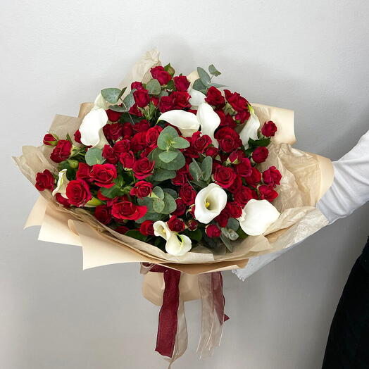 Кустовые розы с каллами в букете - 29 шт