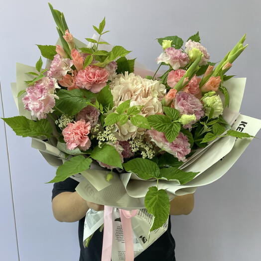 Букет с гортензией и гладиолусом