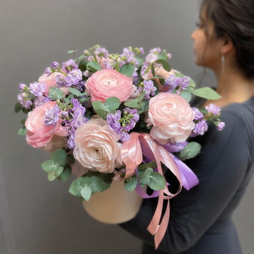 Весенняя композиция с ранункулюсами и лавандовой маттиолой 💜