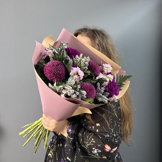 Яркий стильный букет из хризантемы момоко и кустовой маттиолой