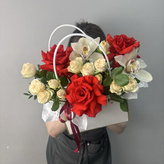 Яркая композиция с розами