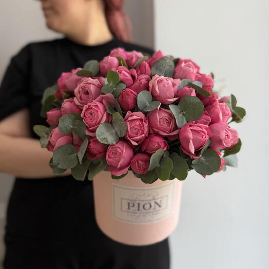 Большая коробка с пионовидной кустовой розой Silva Pink