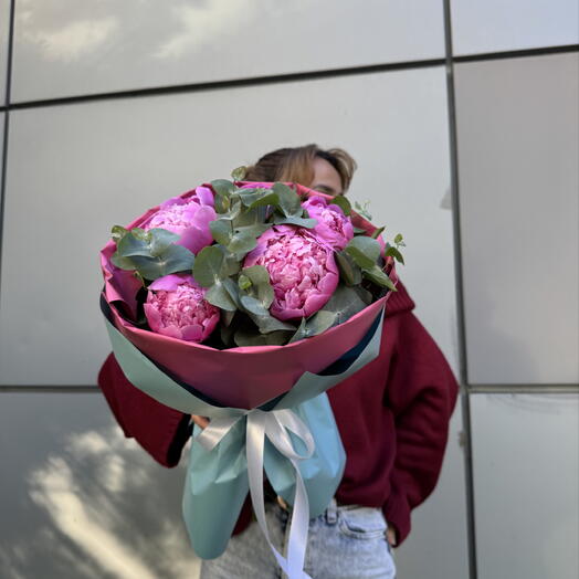 💖 «Знак внимания с характером: пионы и эвкалипт в стильной упаковке» 💖