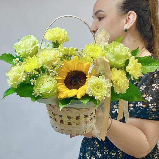 Летняя корзина с подсолнухом и ромашками