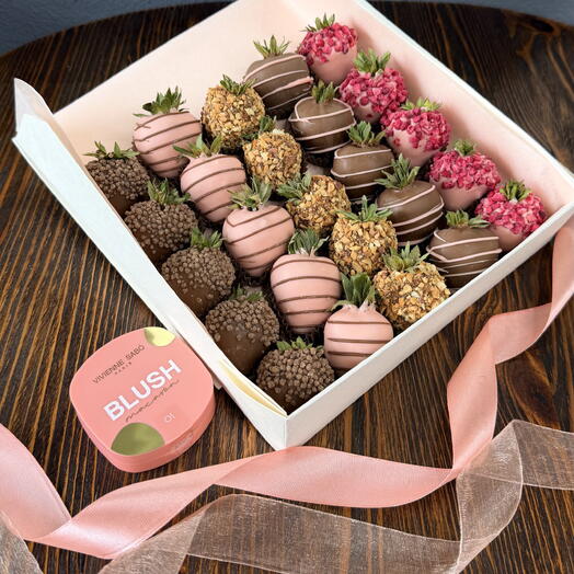 Клубника в шоколаде + подарок от Vivienne Sabo — румяна MACARON