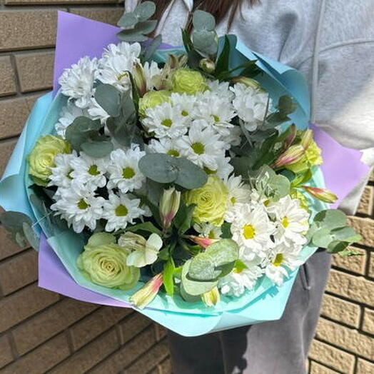 Букет с ромашковой белой хризантемой, белой альстромерией и розами