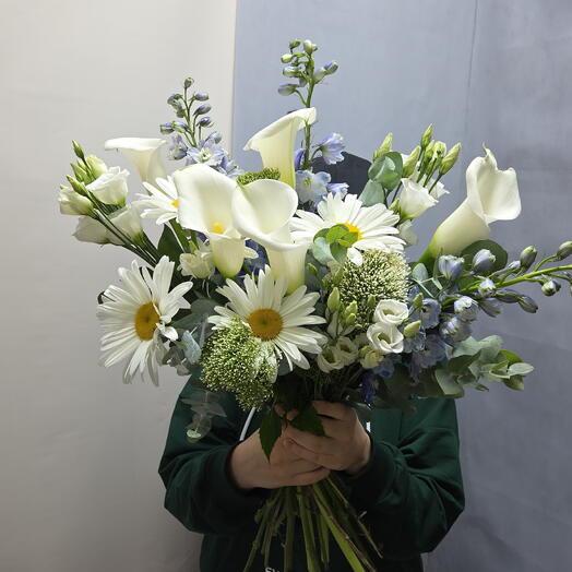 Букет из калл, дельфиниума, трахелиума, ромашки, эустомы, эвкалипта