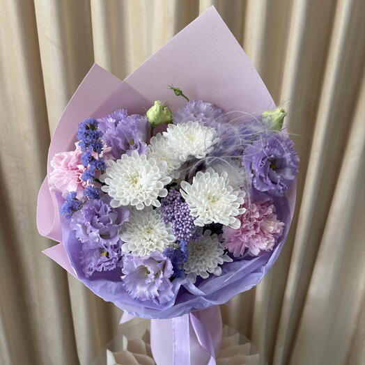 Букет с лавандовой эустомой, диантусами и хризантемой 💜