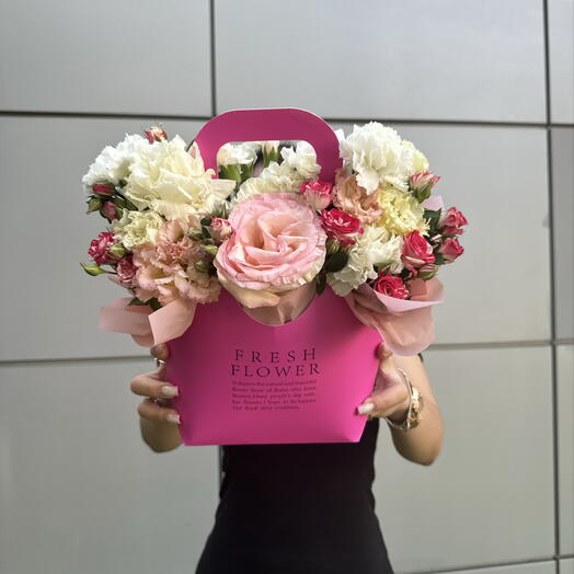 Композиция из весенних цветов :диантусы , Роза , кустовая Роза , эустома 🌸💞💐