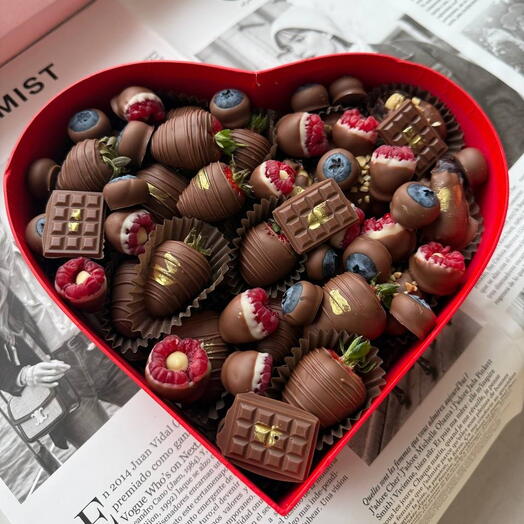 Премиальное сердце с клубникой и ягодами в бельгийском шоколаде