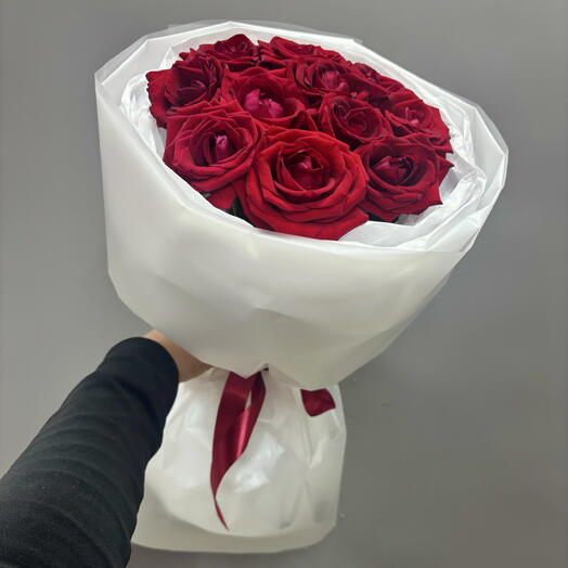 Букет 11 красных роз в воздушной упаковке💕