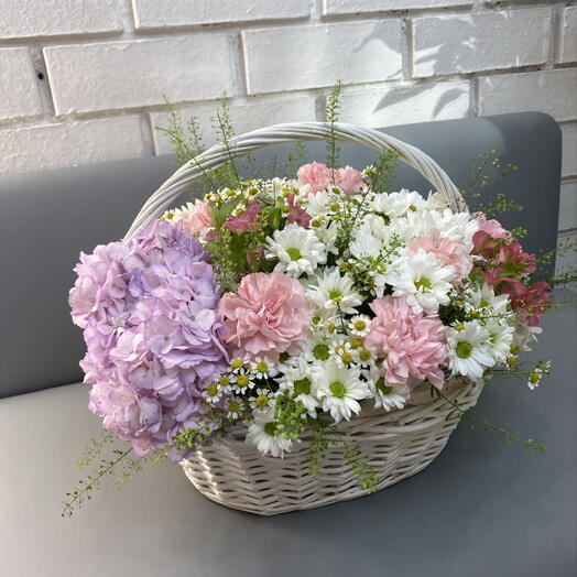 Корзина счастья 🌸 воздушная композиция с гортензией, ромашковидной хризантемой, ромашками, диантусами и альстромериями