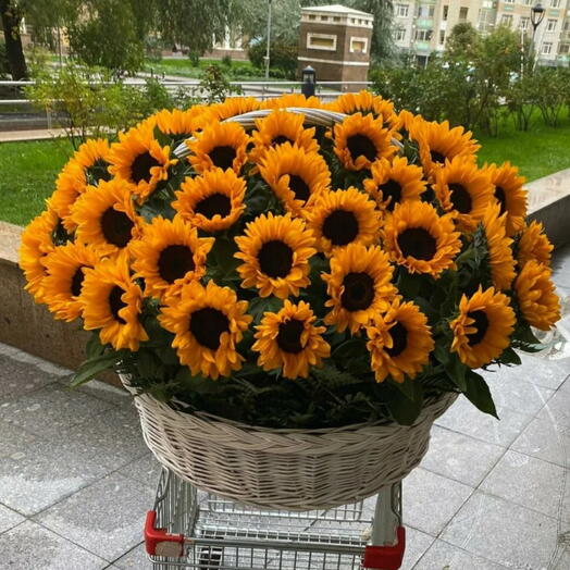 Корзина солнечных подсолнухов