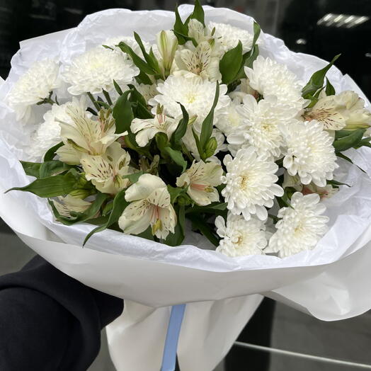 Букет из кустовых хризантем и альстромерий