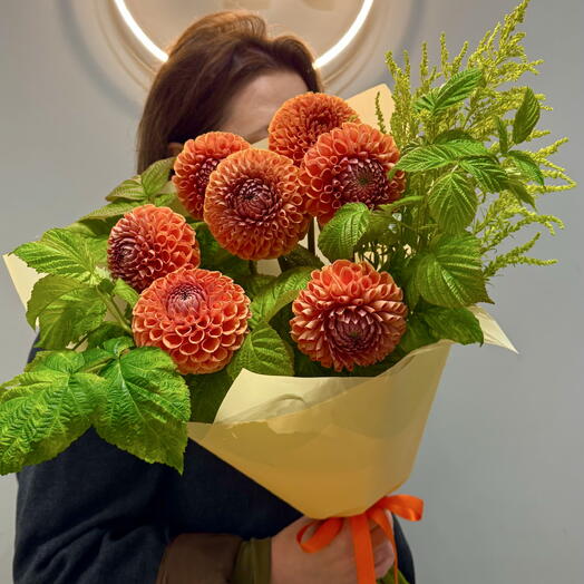 Сезонный букет с георгинами и малиной