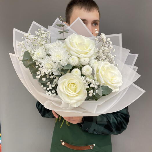 Белые розы с хризантемами