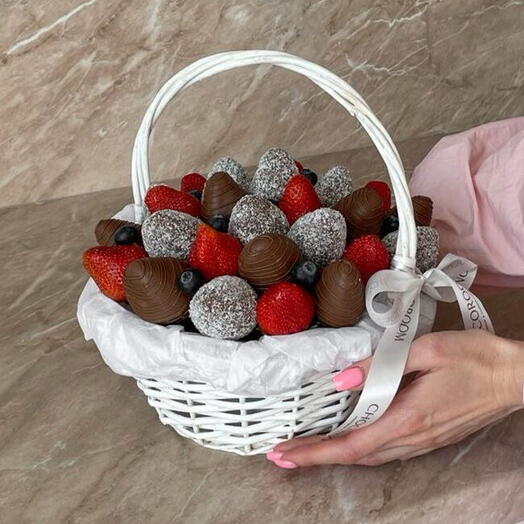 Корзинка с клубникой в бельгийском шоколаде