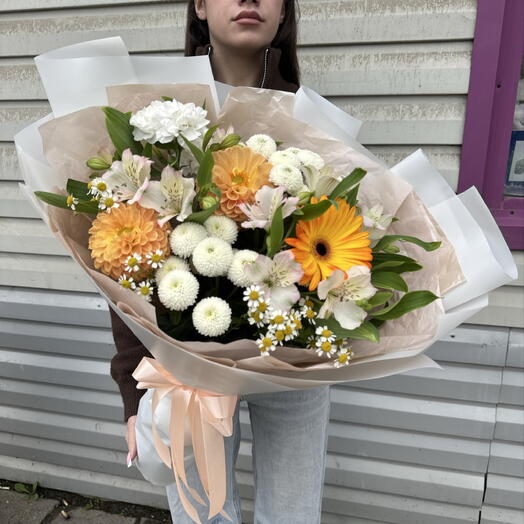 Сборный букет с георгинами