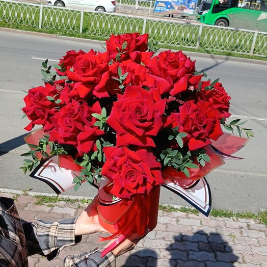 Красные японские розы в коробке