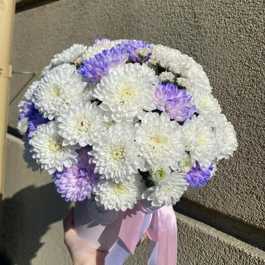 Стойкая композиция из 11 белых и синих кустовых хризантем