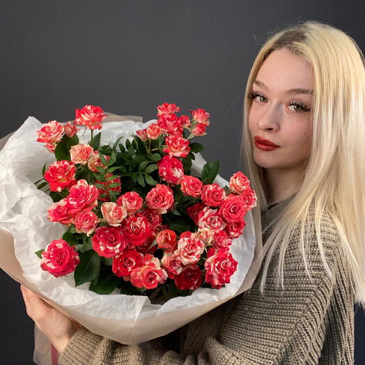 круглый букет из кустовых ярких роз Малибу