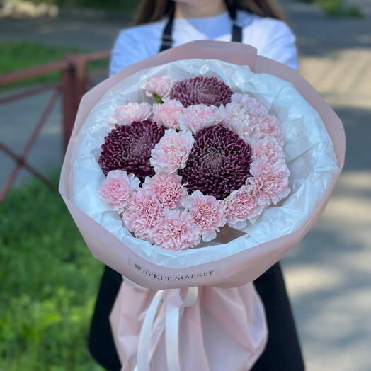 Нежный букет цветов — 19 хризантем и диантусов в подарок девушке