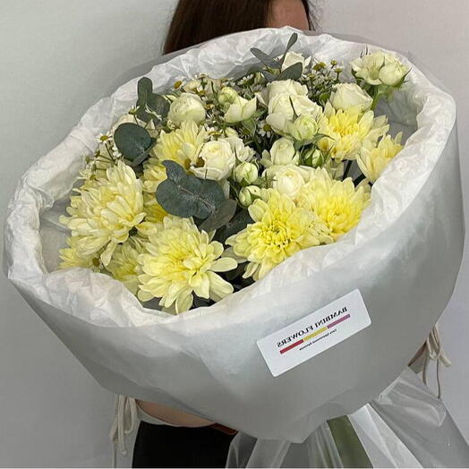 Авторский букет из желтой кустовой хризантемы,белой кустовой розы,ромашек,эвкалипта