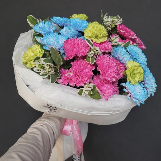 Очень яркий букет с разноцветными хризантемами и диантусами 🌸