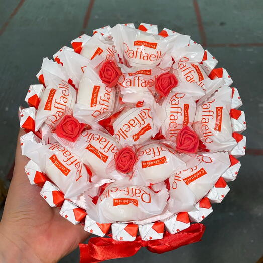 Сладкий подарочный набор торт из конфет Raffaello Kinder