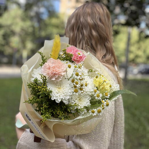Букет для первоклашек 😍
Маленький, но очень яркий и стойкий букет: хризантема, гвоздика, паникум, ромашка и солидаго