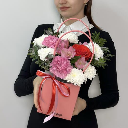 Композиция с алой розой, альстромерией, хризантемой и ажурными гвоздиками в сумочке