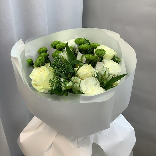 Букет с белыми розами и диантусом🤍